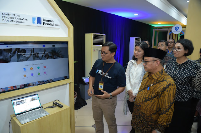 Kemendikdasmen Raih Gold Play Button - YouTube Kemendikdasmen Raih Gold Play Button - YouTube
